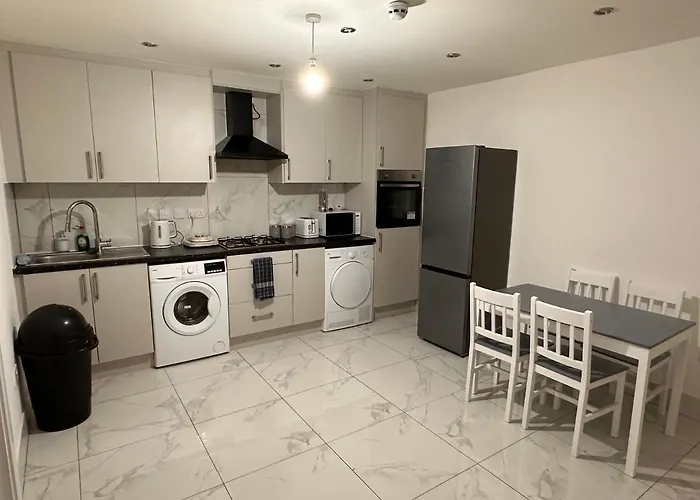 Lovely Hillingdon Family Holiday Home - 6 Bedrooms