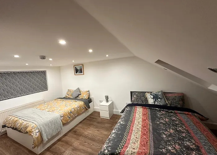 Lovely Hillingdon Family Holiday Home - 6 Bedrooms