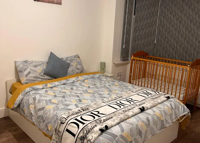 Lovely Hillingdon Family Holiday Home - 6 Bedrooms