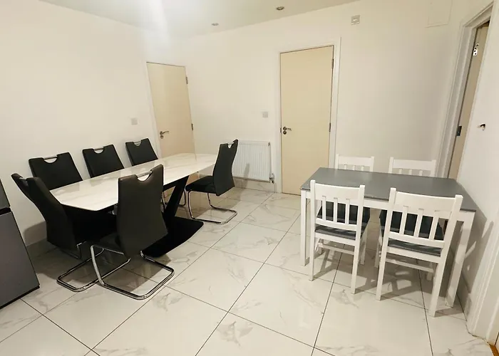Lovely Hillingdon Family Holiday Home - 6 Bedrooms