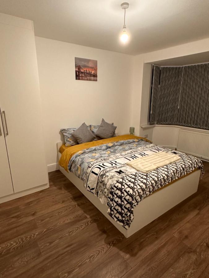 Holiday home Lovely Hillingdon Family - 7 Bedrooms