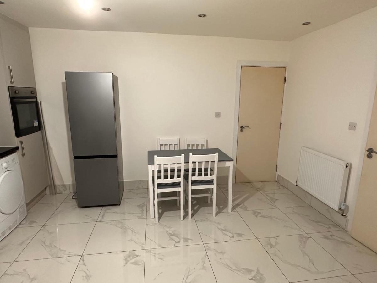 Lovely Hillingdon Family - 7 Bedrooms Holiday home *