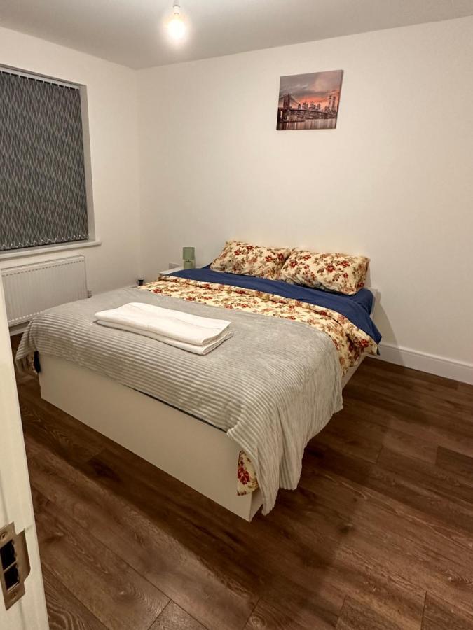 Lovely Hillingdon Family - 7 Bedrooms Holiday home Ickenham