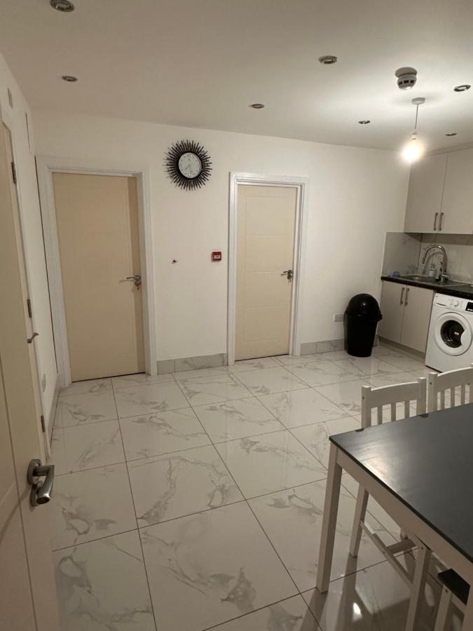 Holiday home Lovely Hillingdon Family - 7 Bedrooms *