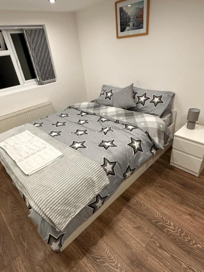 Lovely Hillingdon Family - 7 Bedrooms *
