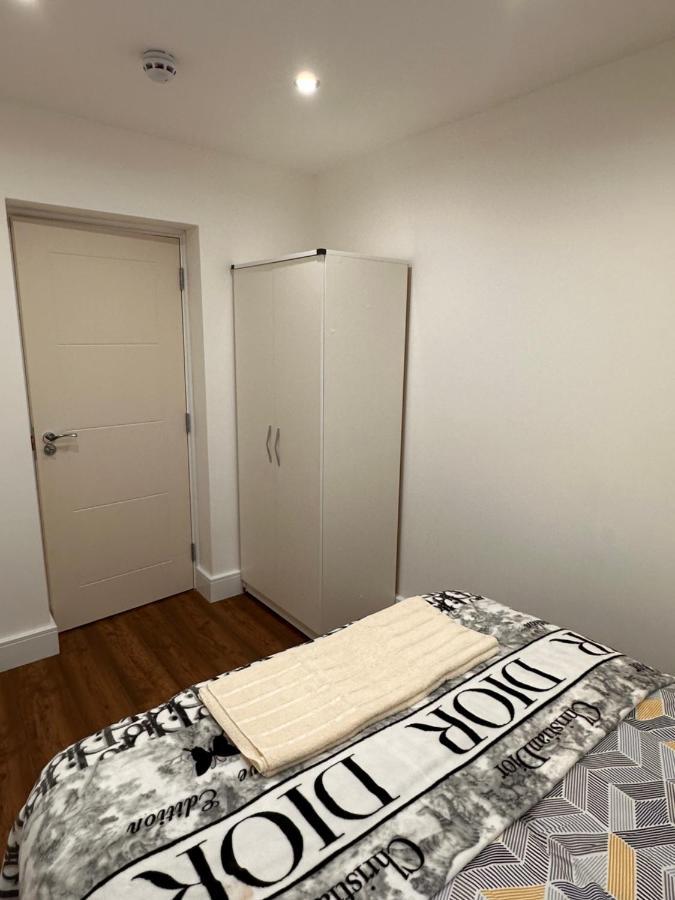 Lovely Hillingdon Family - 7 Bedrooms