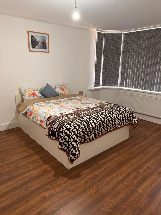 Holiday home Lovely Hillingdon Family - 7 Bedrooms Ickenham