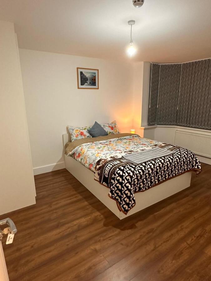 Lovely Hillingdon Family - 7 Bedrooms Holiday home Ickenham
