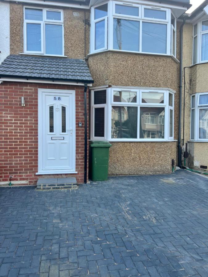 Lovely Hillingdon Family - 7 Bedrooms *
