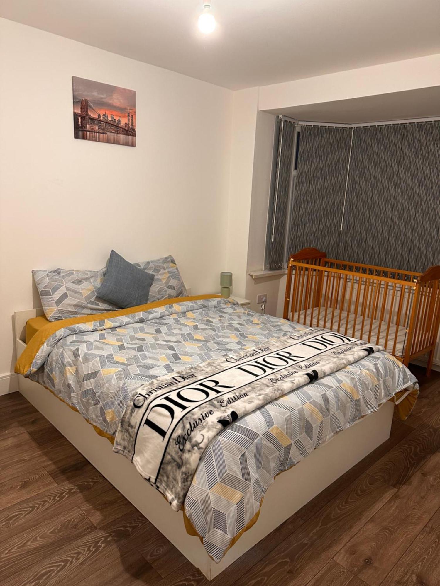 Holiday home Lovely Hillingdon Family - 7 Bedrooms Ickenham