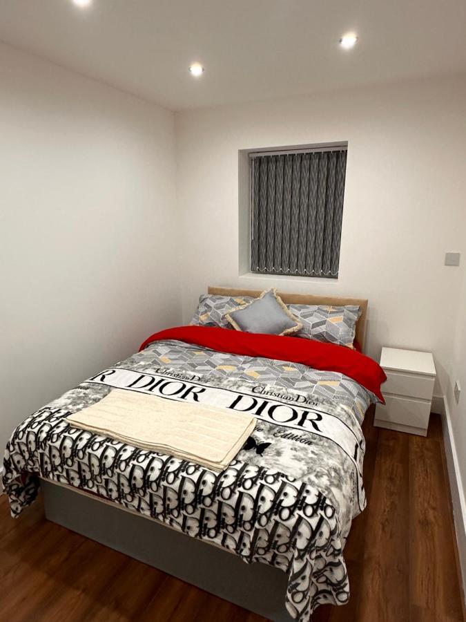 Lovely Hillingdon Family - 7 Bedrooms *