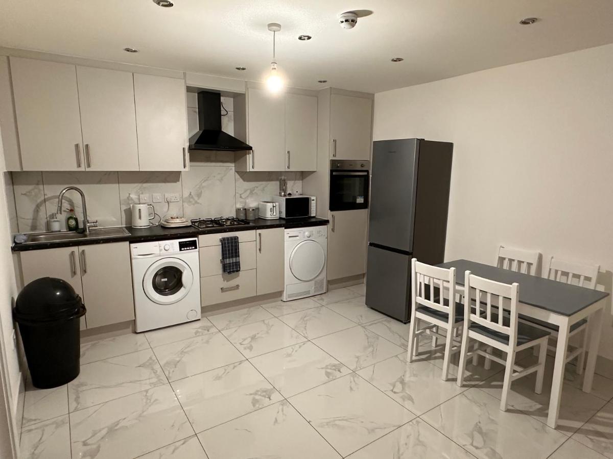 Lovely Hillingdon Family - 7 Bedrooms Casa vacanze