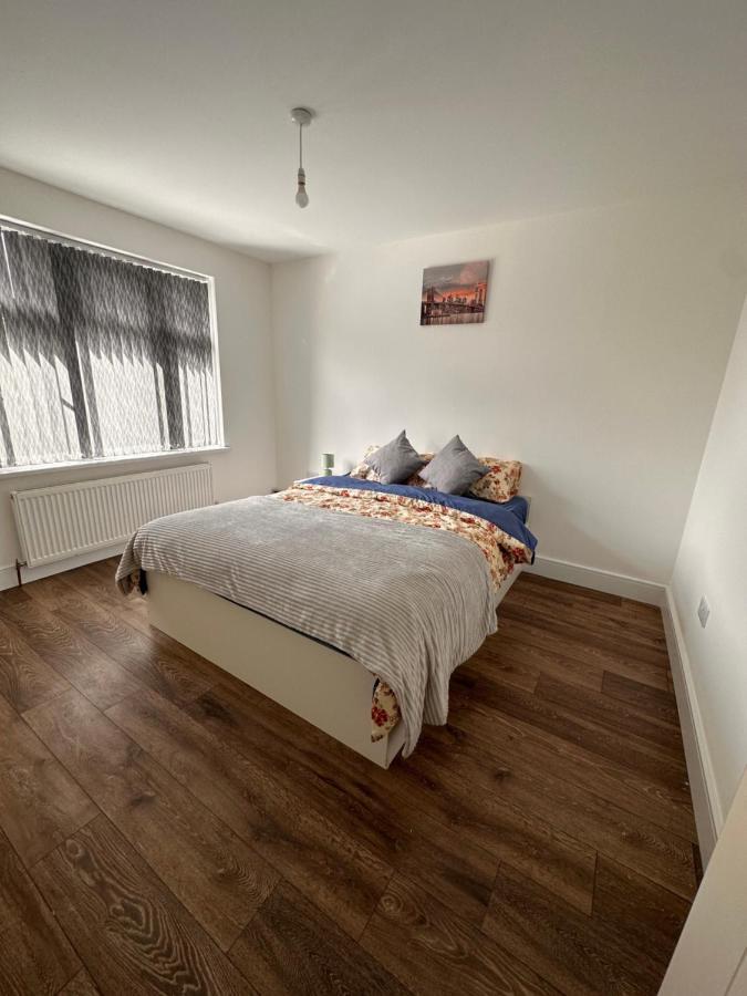 Lovely Hillingdon Family - 7 Bedrooms Casa vacanze Ickenham
