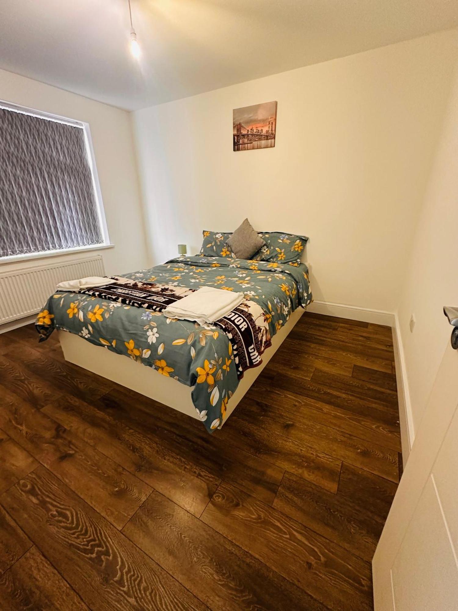 Lovely Hillingdon Family - 7 Bedrooms *